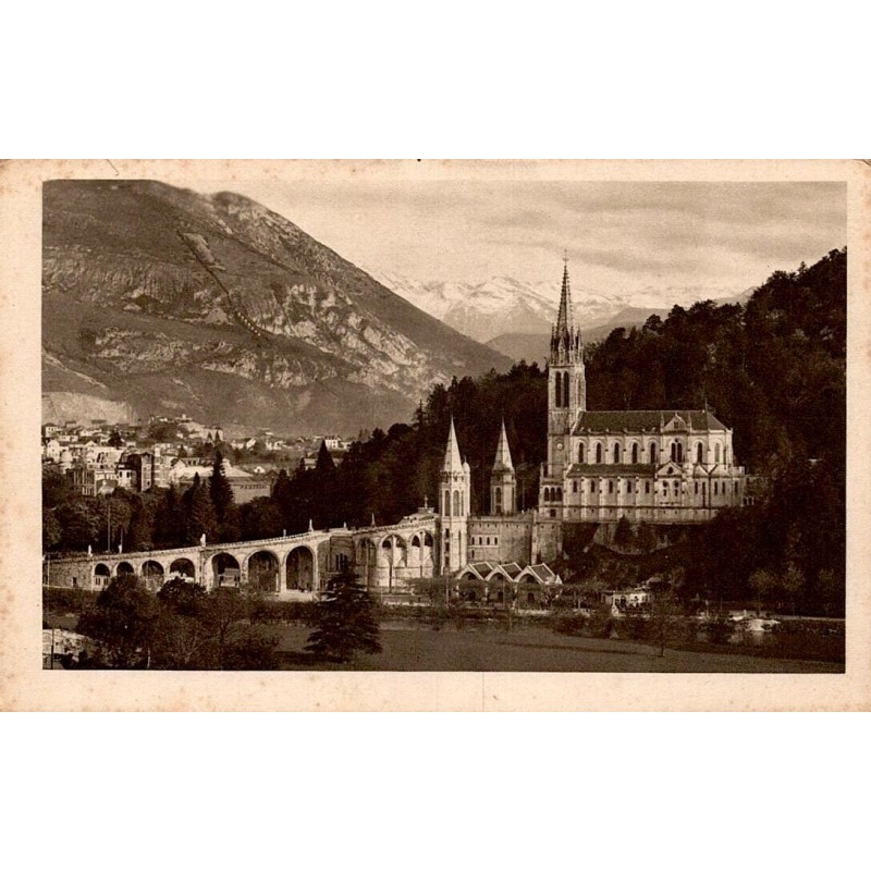 Carte postale ancienne de Lourdes montrant la basilique et le Pic du Jer, édition P. Doucet