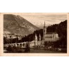 Carte postale ancienne de Lourdes montrant la basilique et le Pic du Jer, édition P. Doucet