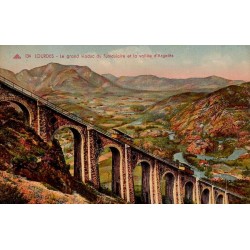 Carte postale ancienne du grand viaduc du funiculaire de Lourdes avec la vallée d'Argelès en arrière-plan