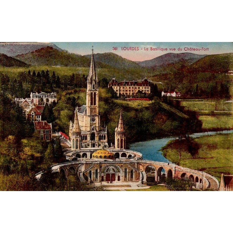 Carte postale ancienne en couleurs de la basilique de Lourdes vue depuis le château fort