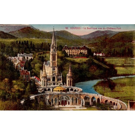 Carte postale ancienne en couleurs de la basilique de Lourdes vue depuis le château fort