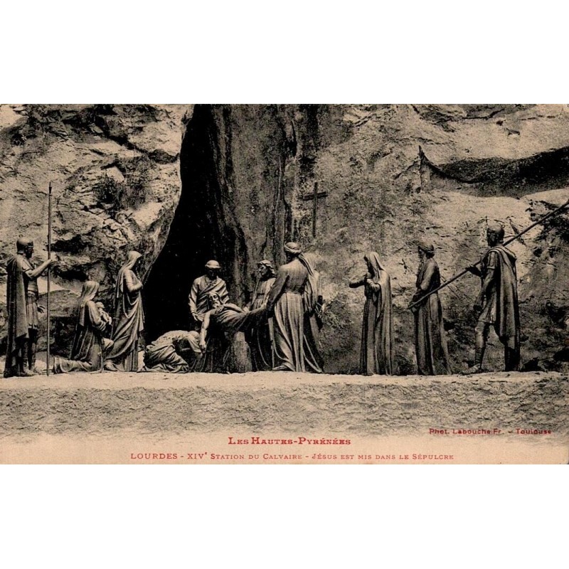 Carte postale ancienne de Lourdes représentant la XIVe Station du Calvaire Jésus est mis dans le Sépulcre