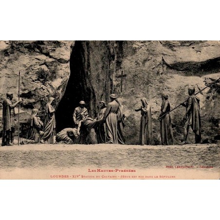 Carte postale ancienne de Lourdes représentant la XIVe Station du Calvaire Jésus est mis dans le Sépulcre
