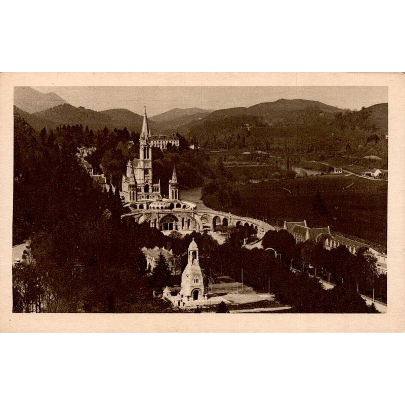 Carte postale ancienne de Lourdes montrant la basilique et le Monument interallié vus du château fort