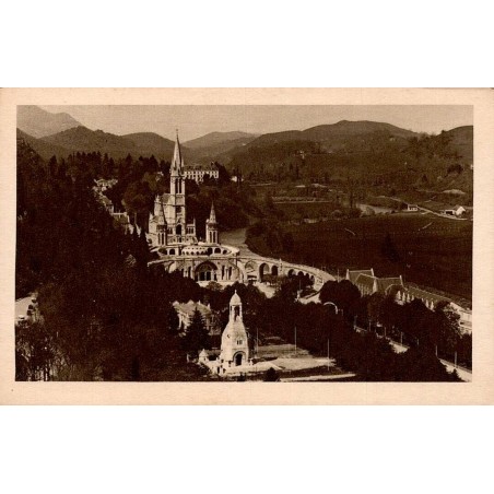Carte postale ancienne de Lourdes montrant la basilique et le Monument interallié vus du château fort