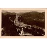 Carte postale ancienne de Lourdes montrant la basilique et le Monument interallié vus du château fort