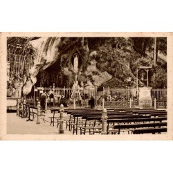 Carte postale ancienne de Lourdes représentant la Grotte miraculeuse de Massabielle avec les pèlerins