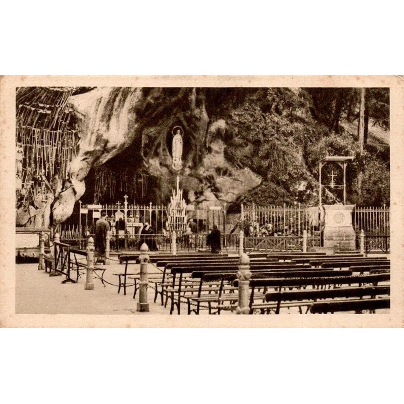 Carte postale ancienne de Lourdes représentant la Grotte miraculeuse de Massabielle avec les pèlerins