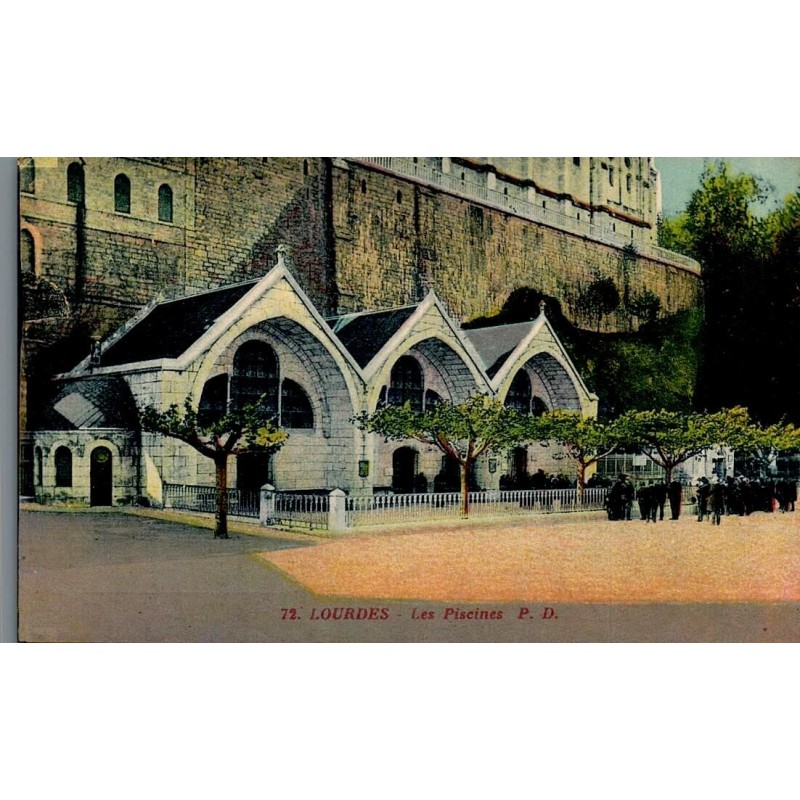 Carte postale ancienne de Lourdes représentant les Piscines du sanctuaire sous la basilique