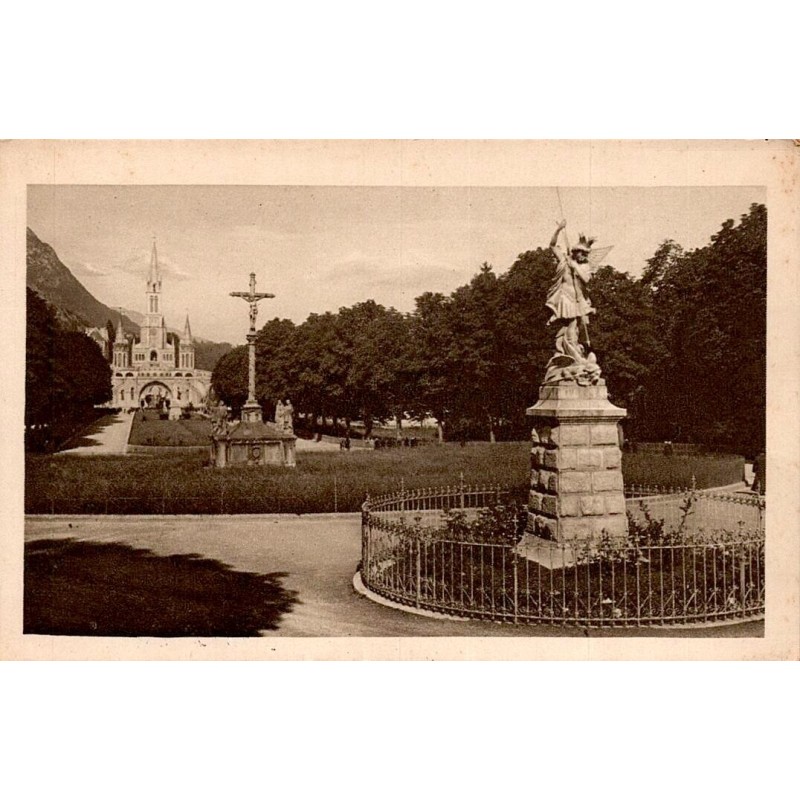 Carte postale ancienne de Lourdes montrant Saint-Michel, la Croix des Bretons et la basilique