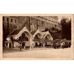 Carte postale ancienne de Lourdes représentant les Piscines du sanctuaire au pied de la basilique