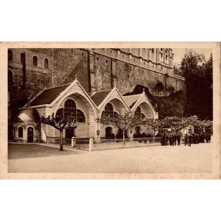 Carte postale ancienne de Lourdes représentant les Piscines du sanctuaire au pied de la basilique