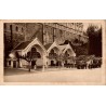 Carte postale ancienne de Lourdes représentant les Piscines du sanctuaire au pied de la basilique