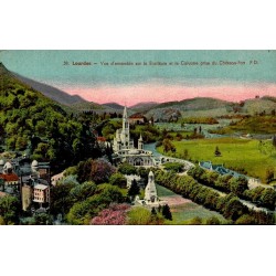 Carte postale ancienne en couleurs de Lourdes montrant la basilique et le Calvaire vus du château fort