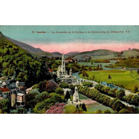 Carte postale ancienne en couleurs de Lourdes montrant la basilique et le Calvaire vus du château fort