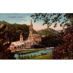 Carte postale ancienne en couleurs de la basilique de Lourdes au bord du Gave de Pau