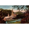 Carte postale ancienne en couleurs de la basilique de Lourdes au bord du Gave de Pau