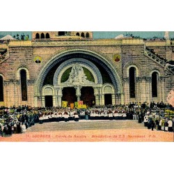 Carte postale ancienne de Lourdes montrant la bénédiction du Très Saint-Sacrement devant la basilique du Rosaire