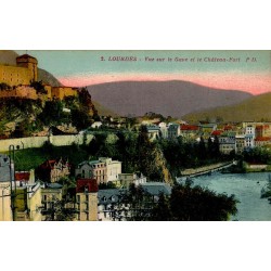 Carte postale ancienne de Lourdes montrant le Gave de Pau et le château fort en couleurs