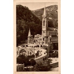 Carte postale ancienne de Lourdes montrant la basilique et les rampes du sanctuaire au bord du Gave