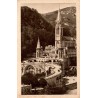 Carte postale ancienne de Lourdes montrant la basilique et les rampes du sanctuaire au bord du Gave