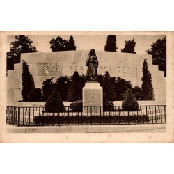 Carte postale ancienne de Lourdes représentant le monument à Sainte Bernadette éditée par P. Doucet