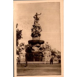 Carte postale ancienne de Tarbes représentant la Fontaine Duvigneau et ses sculptures monumentales.