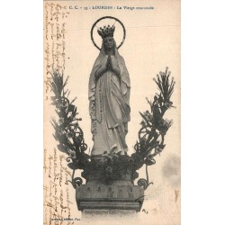 Carte postale ancienne de Lourdes montrant la statue de la Vierge couronnée avec correspondance manuscrite au verso.