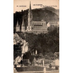 Carte postale ancienne de Lourdes montrant la Basilique et la Grotte avec timbre Semeuse et oblitération.