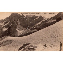 Carte postale ancienne de Gavarnie montrant le Marboré, les Trois Sœurs et des randonneurs sur un névé.