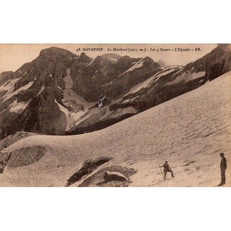 Carte postale ancienne de Gavarnie montrant le Marboré, les Trois Sœurs et des randonneurs sur un névé.