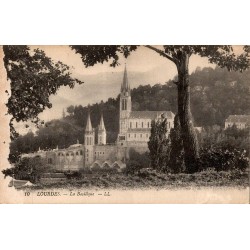 CPA Lourdes Basilique sanctuaire vue à travers les arbres LL carte circulée