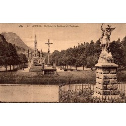 Carte postale ancienne de Lourdes montrant Saint Michel, la basilique et l'esplanade, avec verso manuscrit daté de 1950.