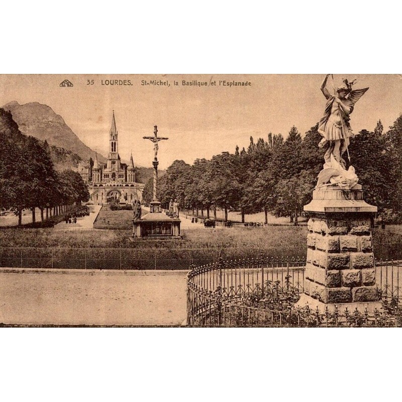 Carte postale ancienne de Lourdes montrant Saint Michel, la basilique et l'esplanade, avec verso manuscrit daté de 1950.