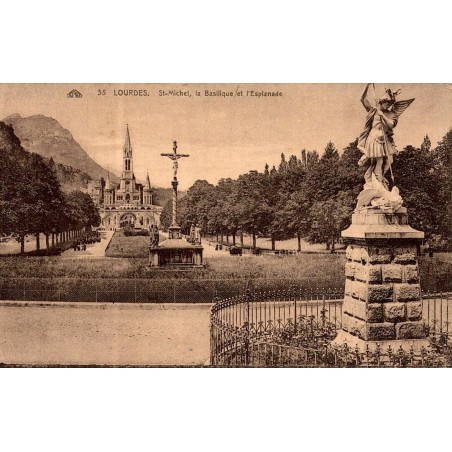 Carte postale ancienne de Lourdes montrant Saint Michel, la basilique et l'esplanade, avec verso manuscrit daté de 1950.