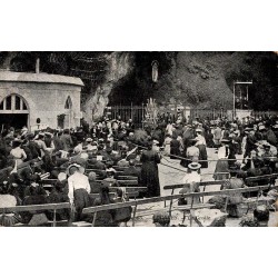 Carte postale ancienne de la grotte de Lourdes animée par les pèlerins, voyagée en août 1909.