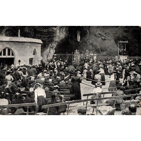 Carte postale ancienne de la grotte de Lourdes animée par les pèlerins, voyagée en août 1909.
