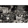 Carte postale ancienne de la grotte de Lourdes animée par les pèlerins, voyagée en août 1909.