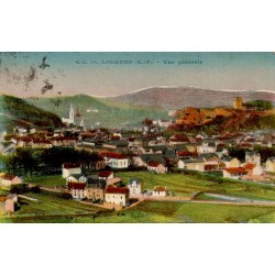 Carte postale ancienne colorisée de Lourdes montrant une vue générale avec la basilique et le château fort.
