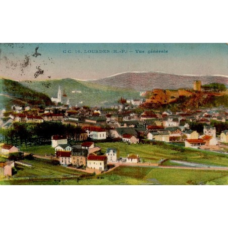 Carte postale ancienne colorisée de Lourdes montrant une vue générale avec la basilique et le château fort.