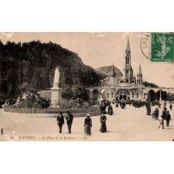 Carte postale ancienne de Lourdes montrant la place de la Basilique animée et la statue de la Vierge, édition LL.