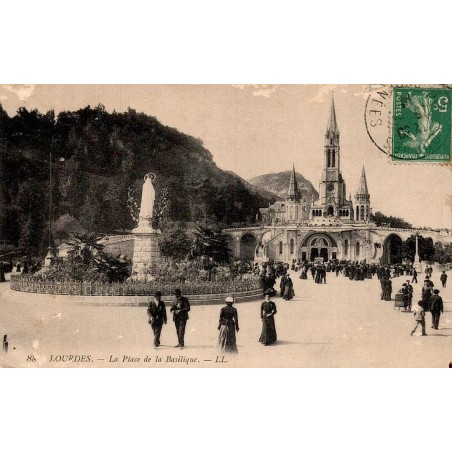 Carte postale ancienne de Lourdes montrant la place de la Basilique animée et la statue de la Vierge, édition LL.