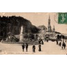 Carte postale ancienne de Lourdes montrant la place de la Basilique animée et la statue de la Vierge, édition LL.