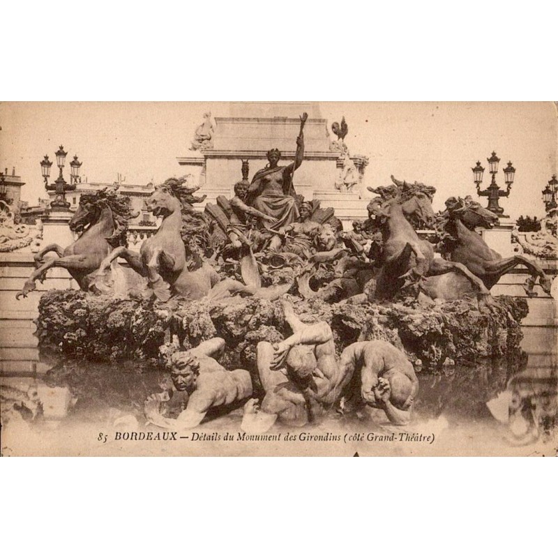 Carte postale ancienne Bordeaux détails Monument des Girondins côté Grand Théâtre
