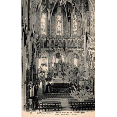 Carte postale ancienne montrant l'intérieur de la basilique de Lourdes avec la nef, les vitraux et le maître-autel.