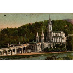 Carte postale ancienne colorisée de Lourdes montrant la basilique de l'Immaculée-Conception et la basilique du Rosaire.