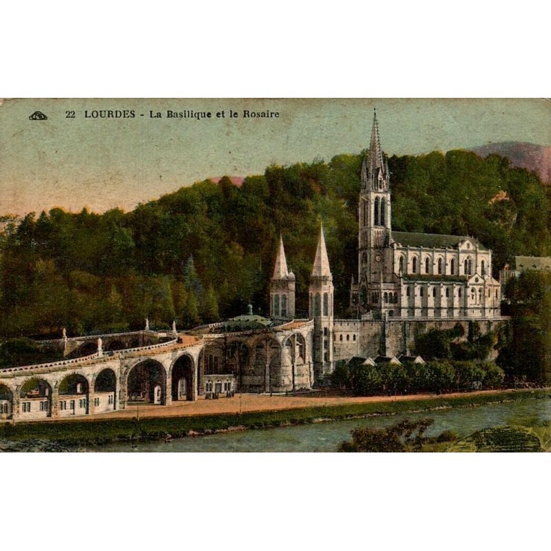 Carte postale ancienne colorisée de Lourdes montrant la basilique de l'Immaculée-Conception et la basilique du Rosaire.