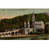 Carte postale ancienne colorisée de Lourdes montrant la basilique de l'Immaculée-Conception et la basilique du Rosaire.