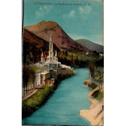 Carte postale ancienne colorisée de Lourdes montrant la basilique et le Gave de Pau, édition P. Doucet.