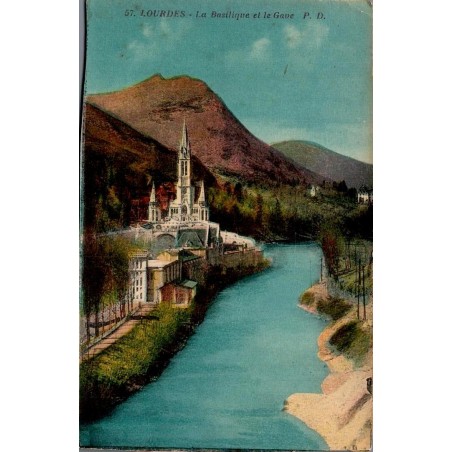 Carte postale ancienne colorisée de Lourdes montrant la basilique et le Gave de Pau, édition P. Doucet.